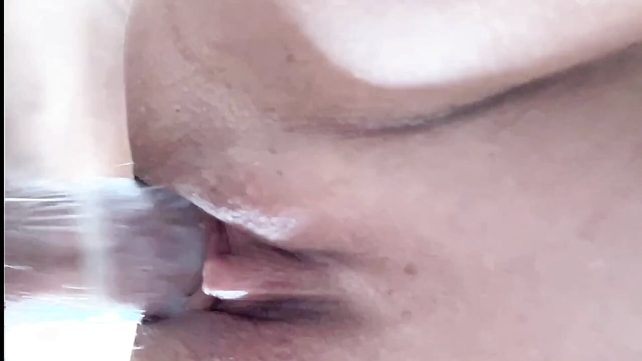 El masaje está en el sexo: ella está chupando polla y follando