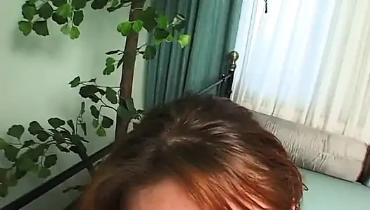 Tombul kızıl saçlı ateşli vücudunu gösteriyor