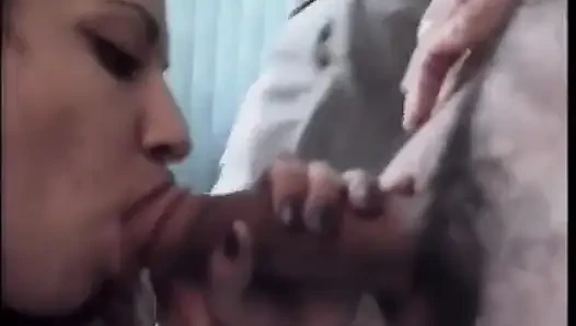 Cewek rambut cokelat dengan toket aduhai dientot habis-habisan sama dua kontol di ranjang