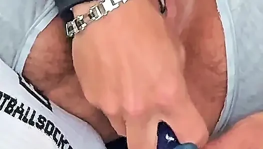 Eşofmanlı ve beyaz çoraplı paçoz halka açık eğlencede dışarıda