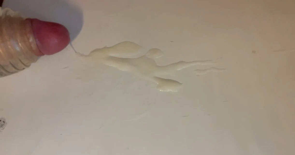Pojken knullar passionerat onanatorn med en omskuren monsterkuk och fyller allt med spermier.