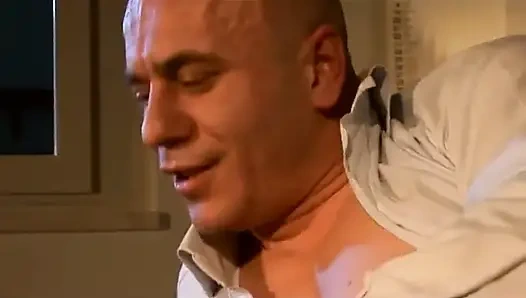 Büyük kıllı amcık sikişiyor anal sikişiyor... ağzına boşalma