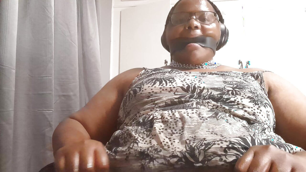 黑人女郎观看色情片并自慰 第1部分