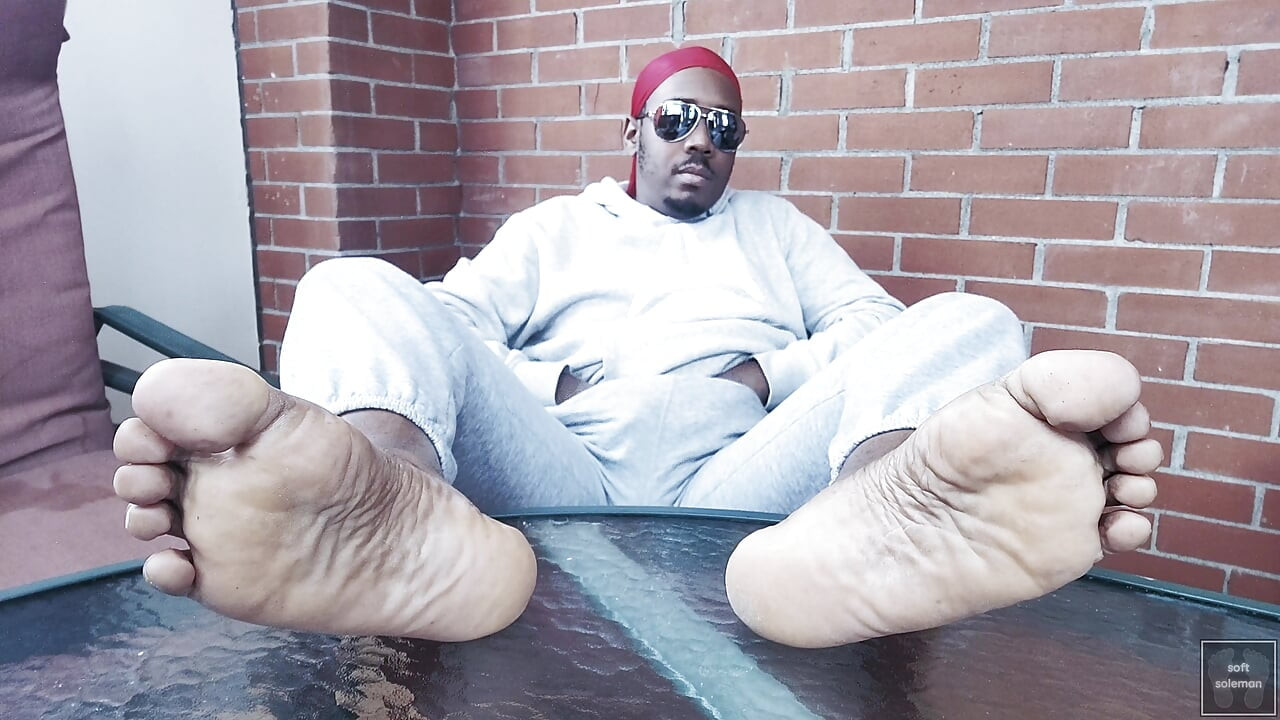 Main khud ko chhooti hoon, aur main apne pair pradarshit karti hoon (2025)