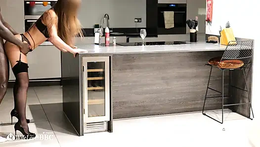 Menginap bersama pria kulit hitam seksi ini, tanpa suami. Ngentot aku di seluruh rumah, mengisiku dan mengirim rumahku ke suami!