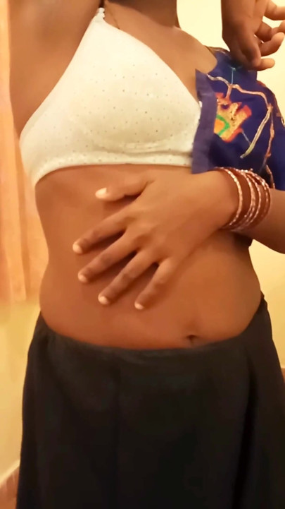همسر تامیل دسی رنو نمایش بدن با شورت و پانسمان آهسته ساری برای دوست مخفی! Indianhotwifex