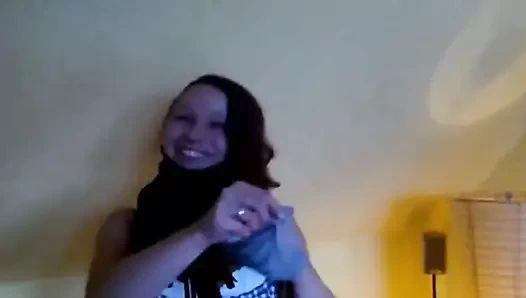 Cewek amatir perancis ini lagi asik nyepong kontol