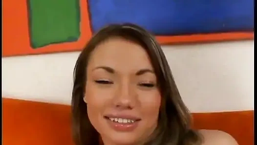 Возбужденная крошка наслаждается хорошим минетом с твердым хуем