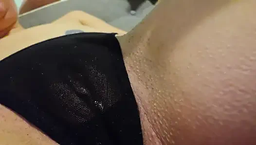 Оргазм клитора сексуальной милфы через трусики с помощью вибратора..