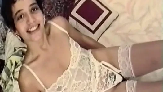 Cewek hot rambut cokelat lagi asik bugil di ranjang sambil bugil