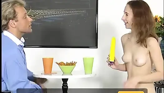 Телочка на кастинге мастурбирует игрушкой ее мокрую щель