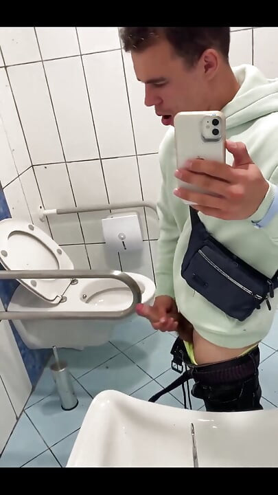 I Can't Miss the Opportunity to Masturbate in Toilet
