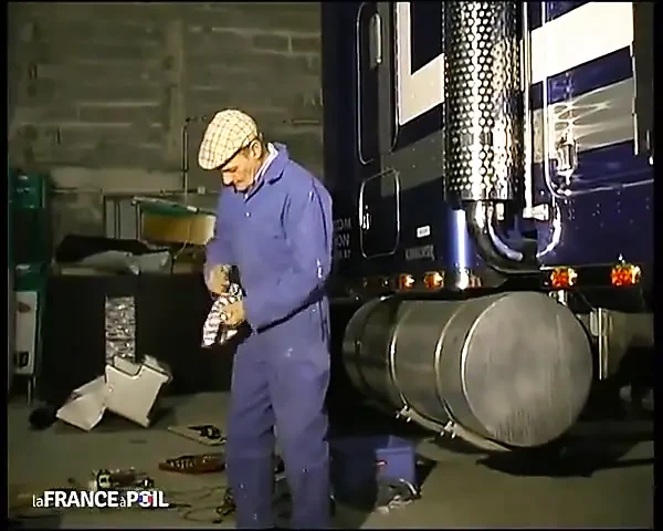سائق شاحنة مثير ومثير وذو عصابة بانجاج!