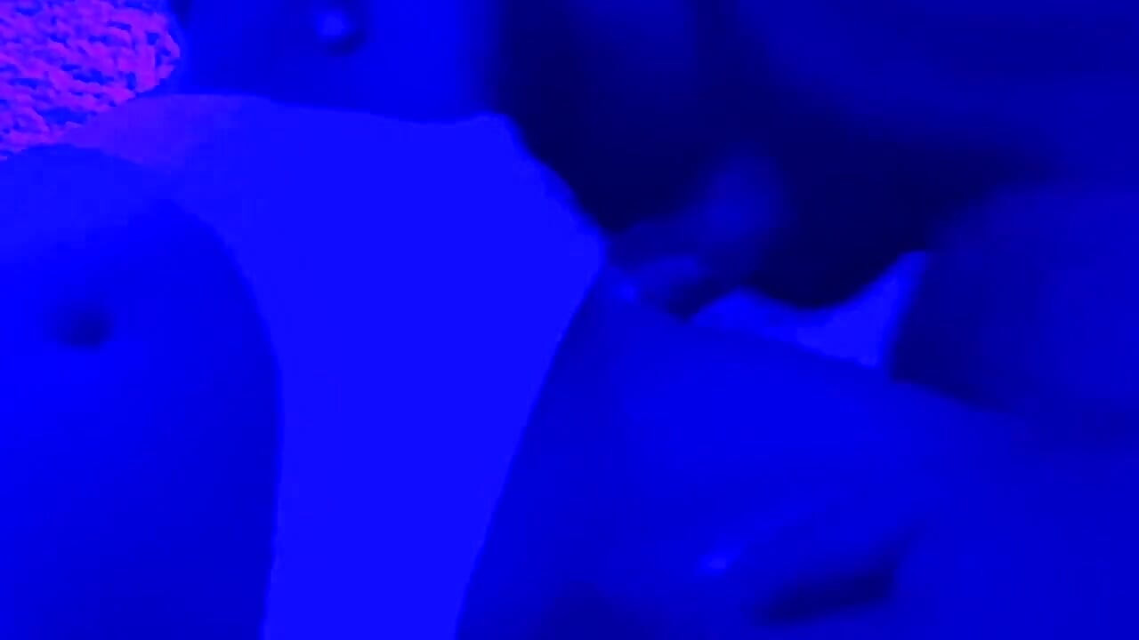 Zgrabila me za kurac kad je doživjela nevjerojatan orgazam stenjući bogati