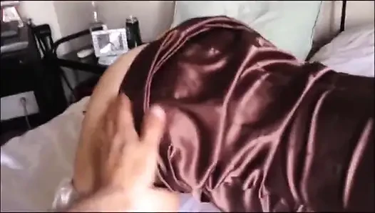 167 - gadis kulit putih dengan gaun dan stoking satin