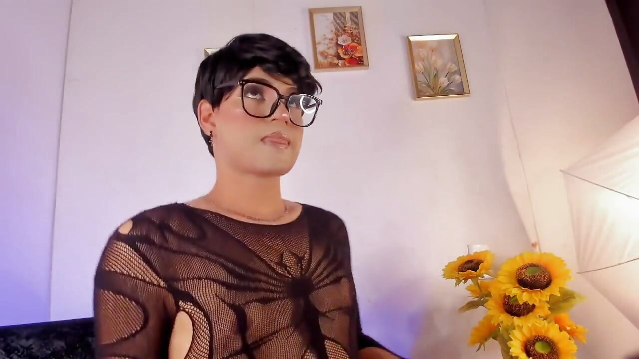 女男孩Ken順從的蕩婦跳舞求雞巴