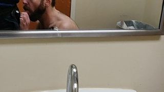 Sortudo recebendo seu pau engolido no banheiro do hospital