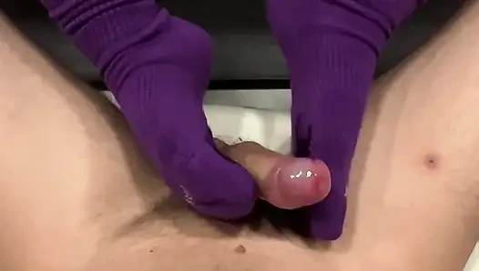 Kaus kaki ungu, perhatian terpikat