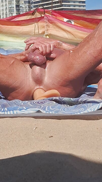 Key West lubricado usando su nuevo dildo enorme en la playa