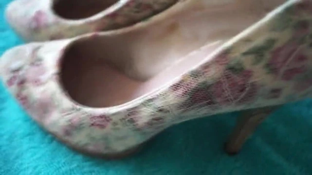 User stoze wichst mit Heels meiner Frau