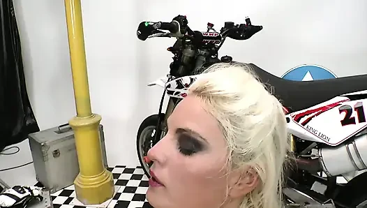 Ionella Dantes İçin Motosikletler ve Sert Anal Seks
