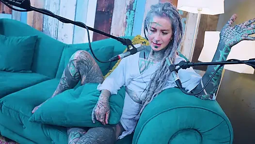 Ich spreche über H - Glück - ASMR podcast SFW spricht goth dünnes mädchen dreadlocks tattoo-modell inked mädchen