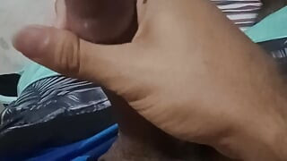 Um jovem de 18 anos toca seu pênis enquanto seus vizinhos estão do lado de fora no quarto