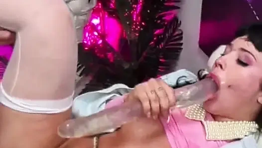 Der perfekte körper von sexy beca barbie wird von einem großen schwanz gefickt!