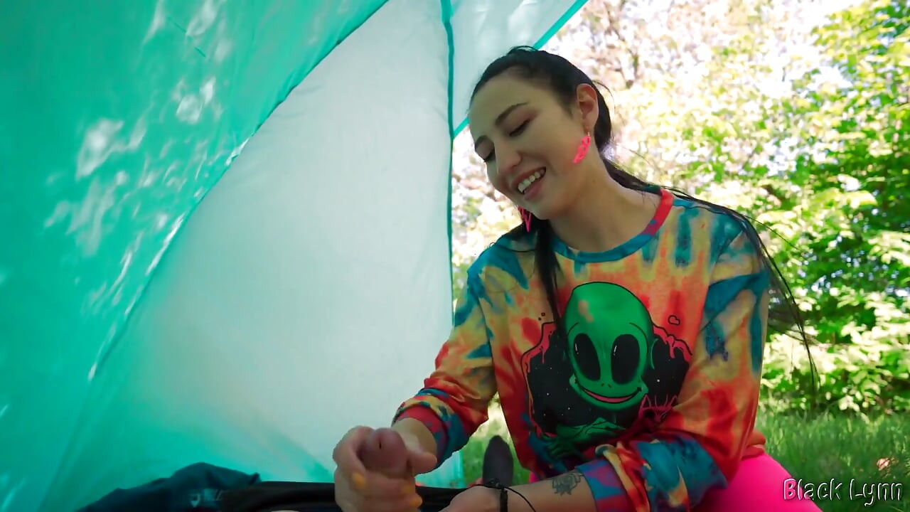 Brunette Hippie Makes Outdoor Handjob for Free