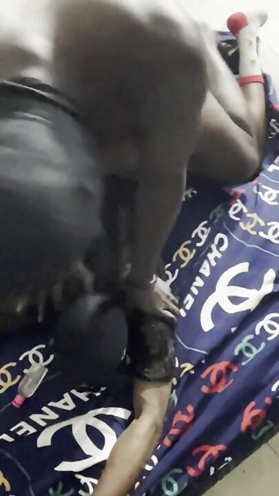 Une préposée de bar rencontrée m’a brutalement manipulée sur le lit