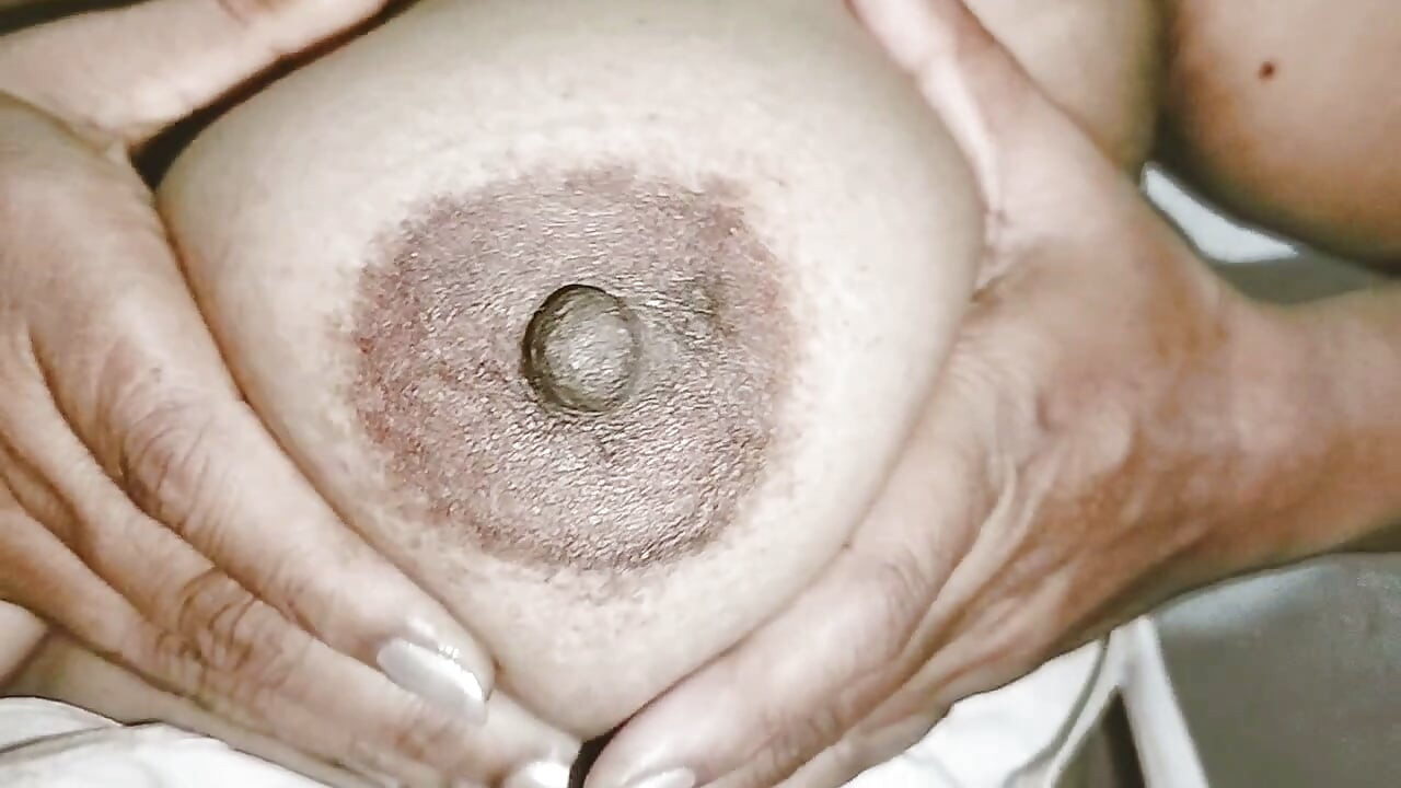 Pagpipiga ng mga suso na nagpapakita ng mga utong