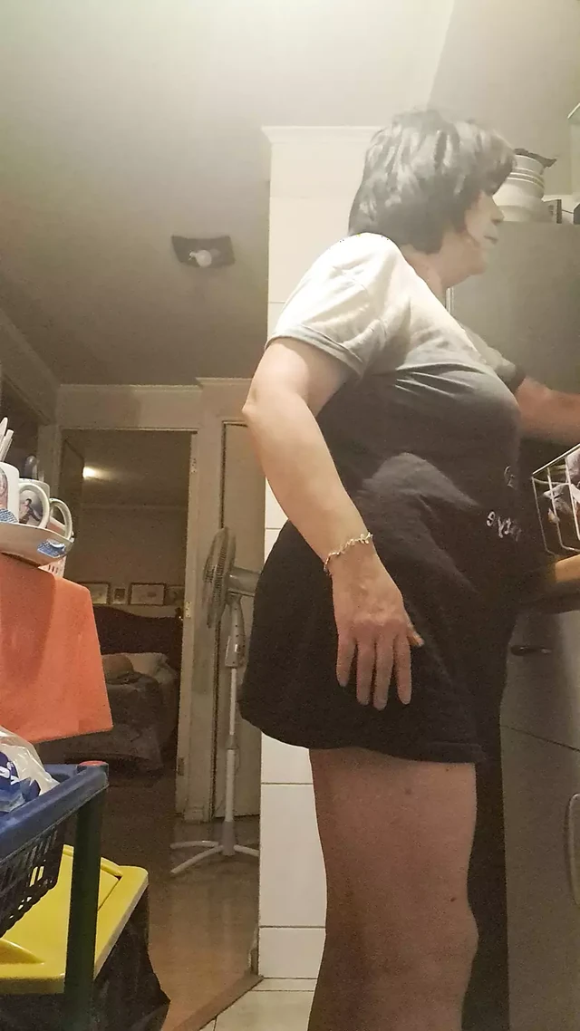 In the kitchen, I want to eat the cucumber