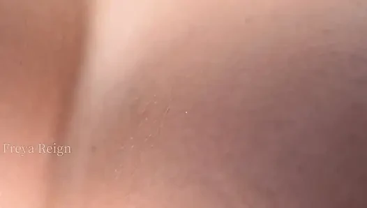 Gesicht in meiner brust begraben mit meinem strap-on in deinem arsch