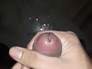 Une bite sexy fait exploser du sperme au ralenti