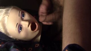 Sborra sulla faccia della bambola