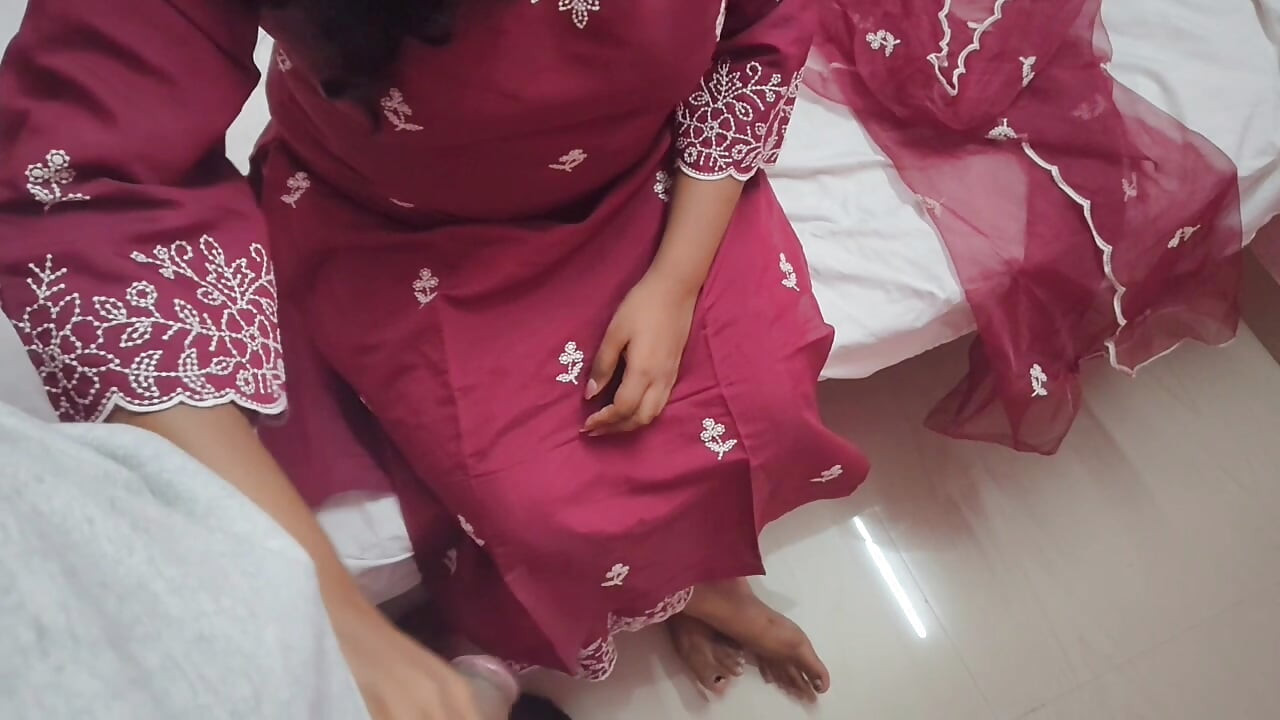 سالي الخاصة بي ساخنة جدا ، كيف يمكنني أن أمارس الجنس معها؟