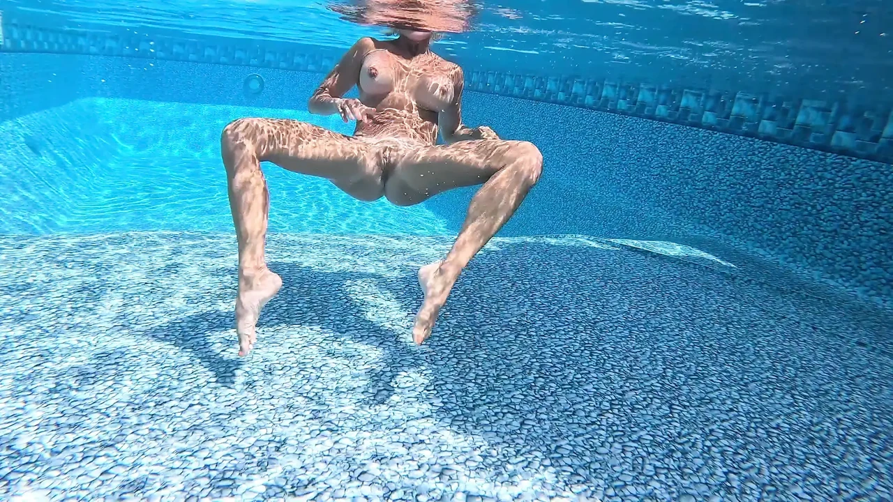 Super Hot MILF Tatiana Steele Gives Ian a POV BJ in the Pool