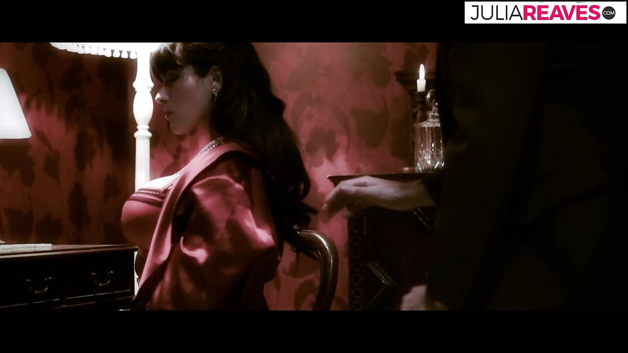 热辣的女士在押注时和男孩们做爱