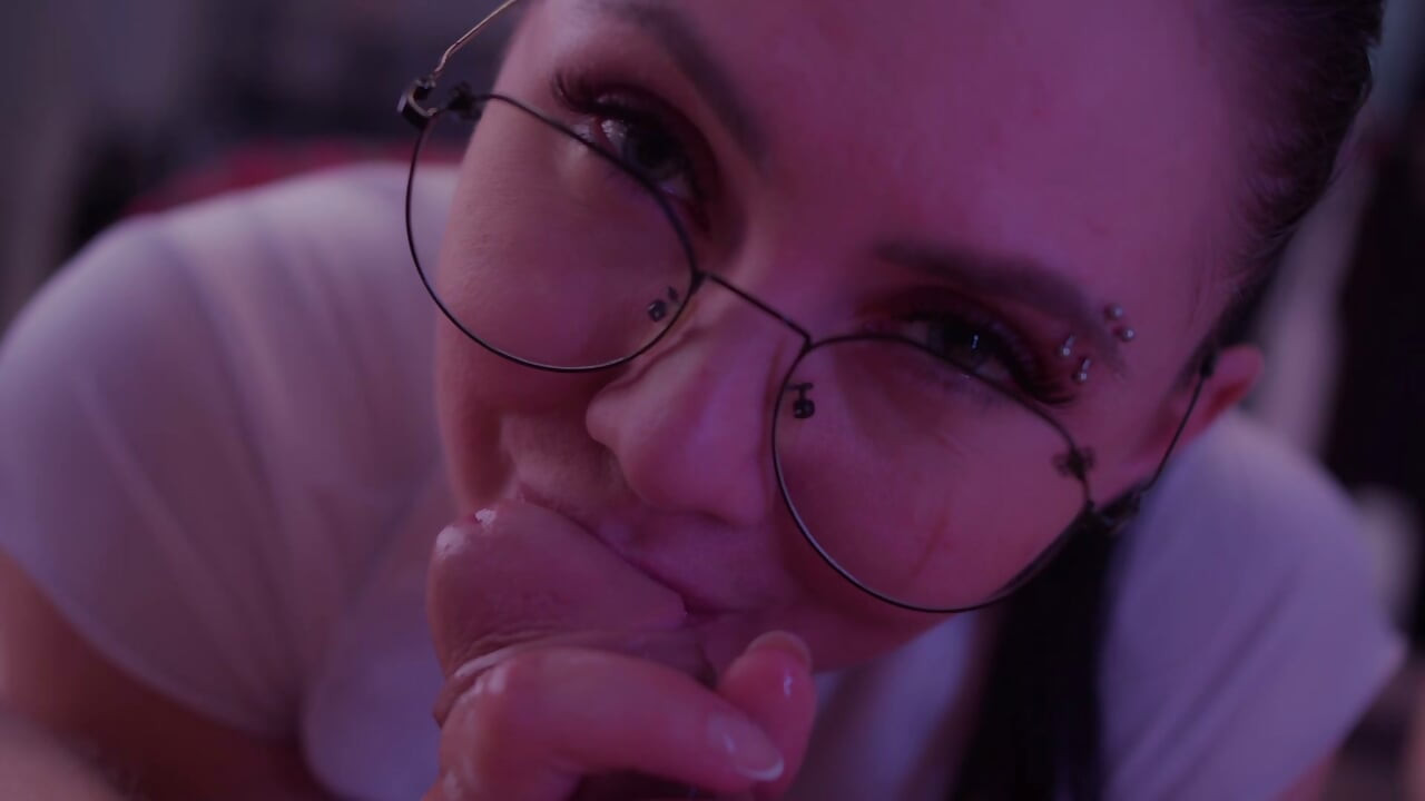 Slut Gives Deepthroat Blowjob