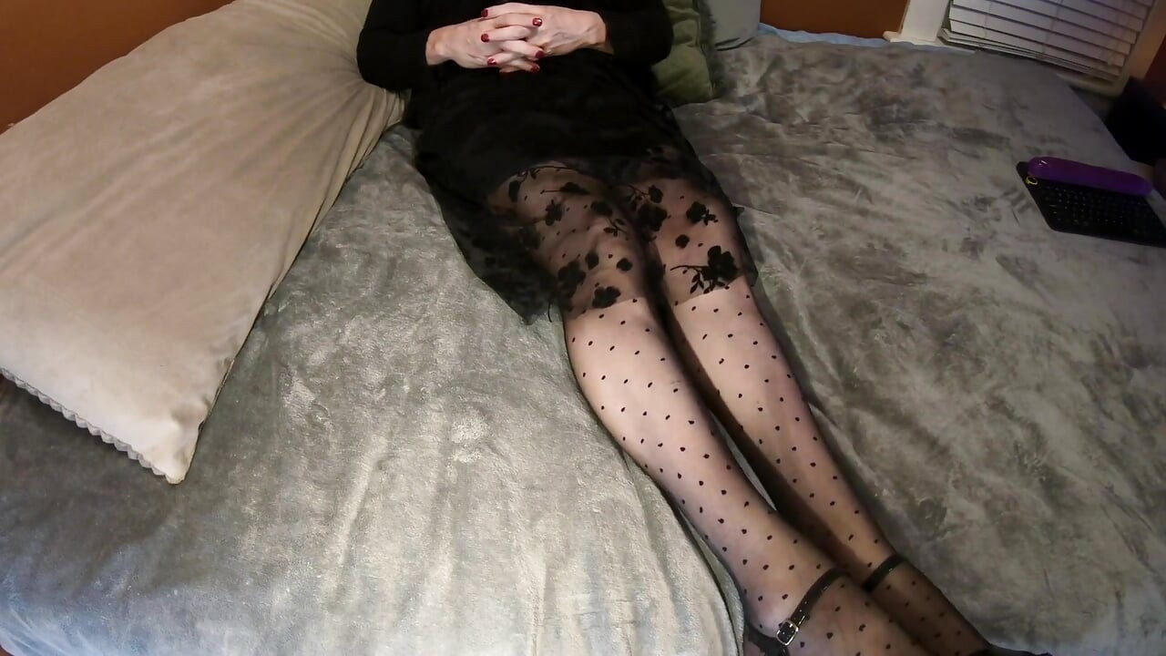 Elegante Trans Ladyslut Daphne En Pantimedias Y Tacones Altos Se Folla Por El Culo
