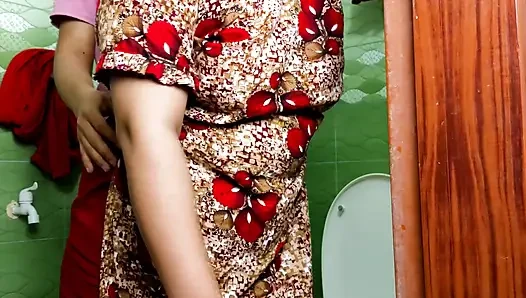 Ibu tiri digoda untuk muasin memeknya sendirian di rumah!