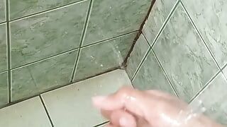 man onder de douche eindigt met masturberen totdat hij klaarkomt - kijk naar het einde
