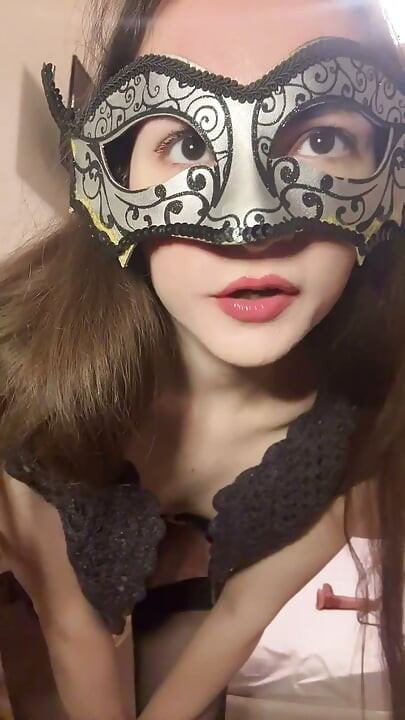 ロシアの長い脚のビッチがハイヒールとストッキングを履き、ダンスと下品な舌で誘惑する