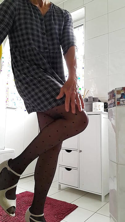 Posant en collants