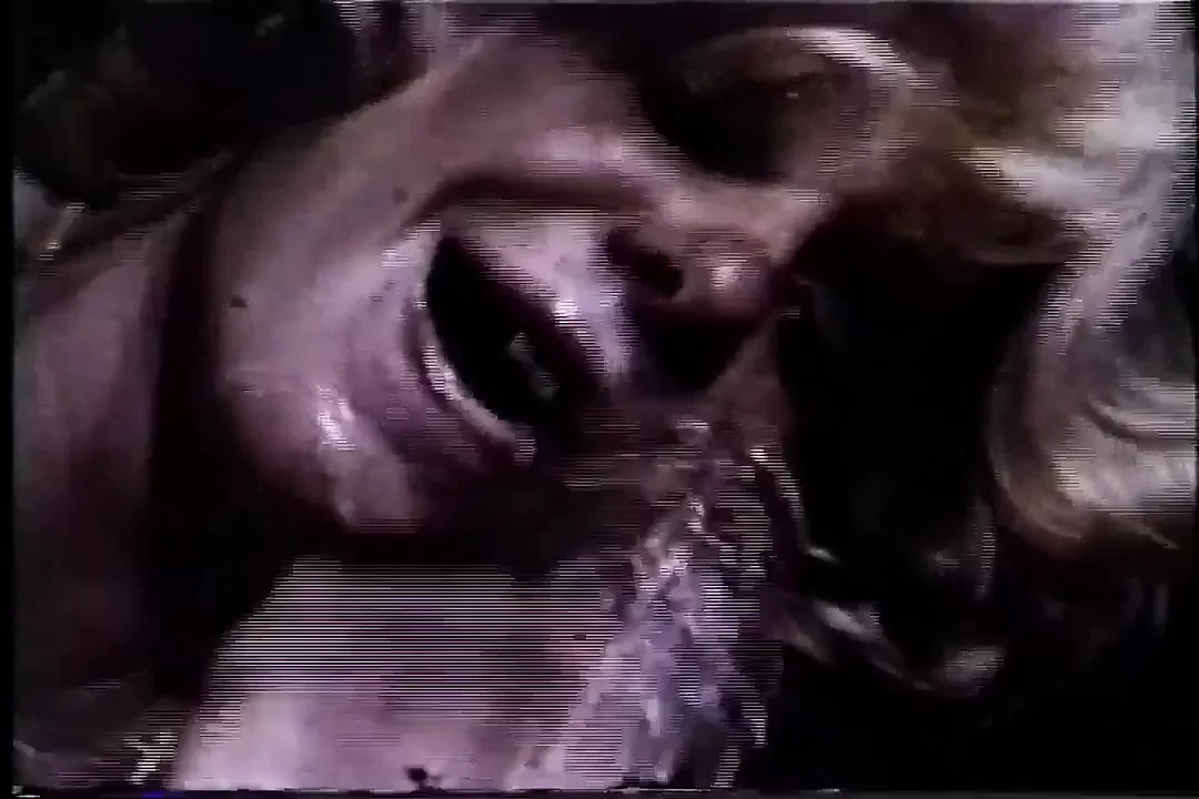 Une femme blonde essaye vraiment de sucer toute cette grosse bite noire