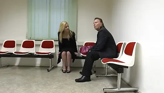 Красивая блондинка трахается, находит и скачет на огромном члене внутри железнодорожного вокзала