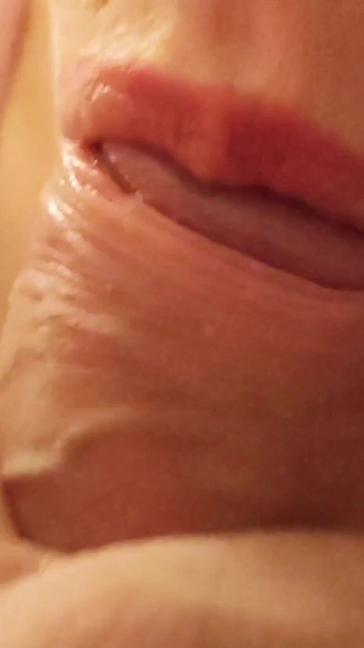 Gros plan sur sa bouche remplie | Clip 1