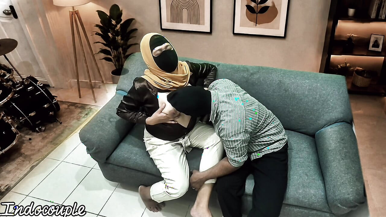 Teman kantor muslim berhijab dan bosnya untuk promosi jilat memek berbulu dan nyepong kontol dan ngentot memek becek