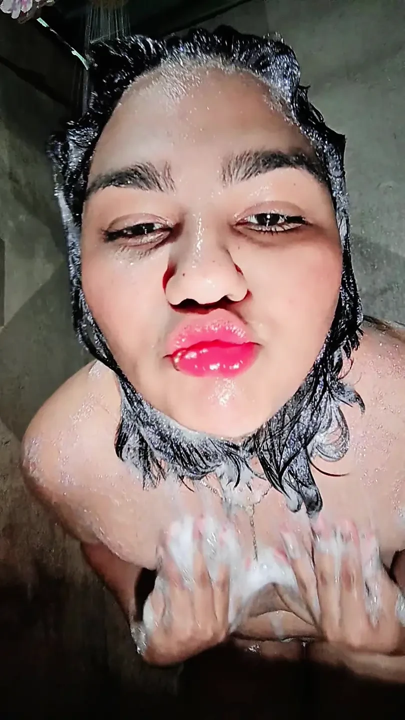 看看我在浴室里是如何抚摸自己的