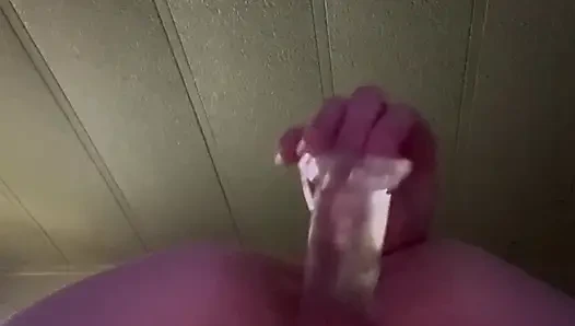 Оргазм вытесняет дилдо из этой тугой наклонившаяся киска